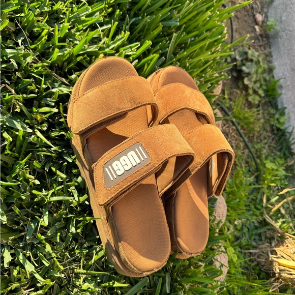 UGG
Women's Greer Platform Slide Sandals Chestnut size 9.5 gently used - Picture 4 of 14